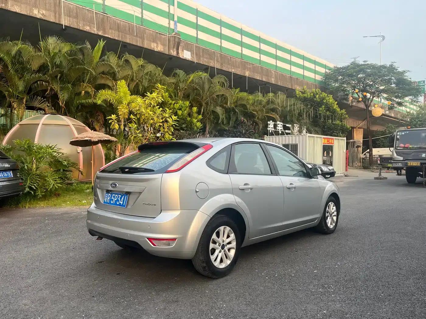 Ford Focus 2013 Hatchback Classic 1.8L Manual Basic Model — миниатюра 5
