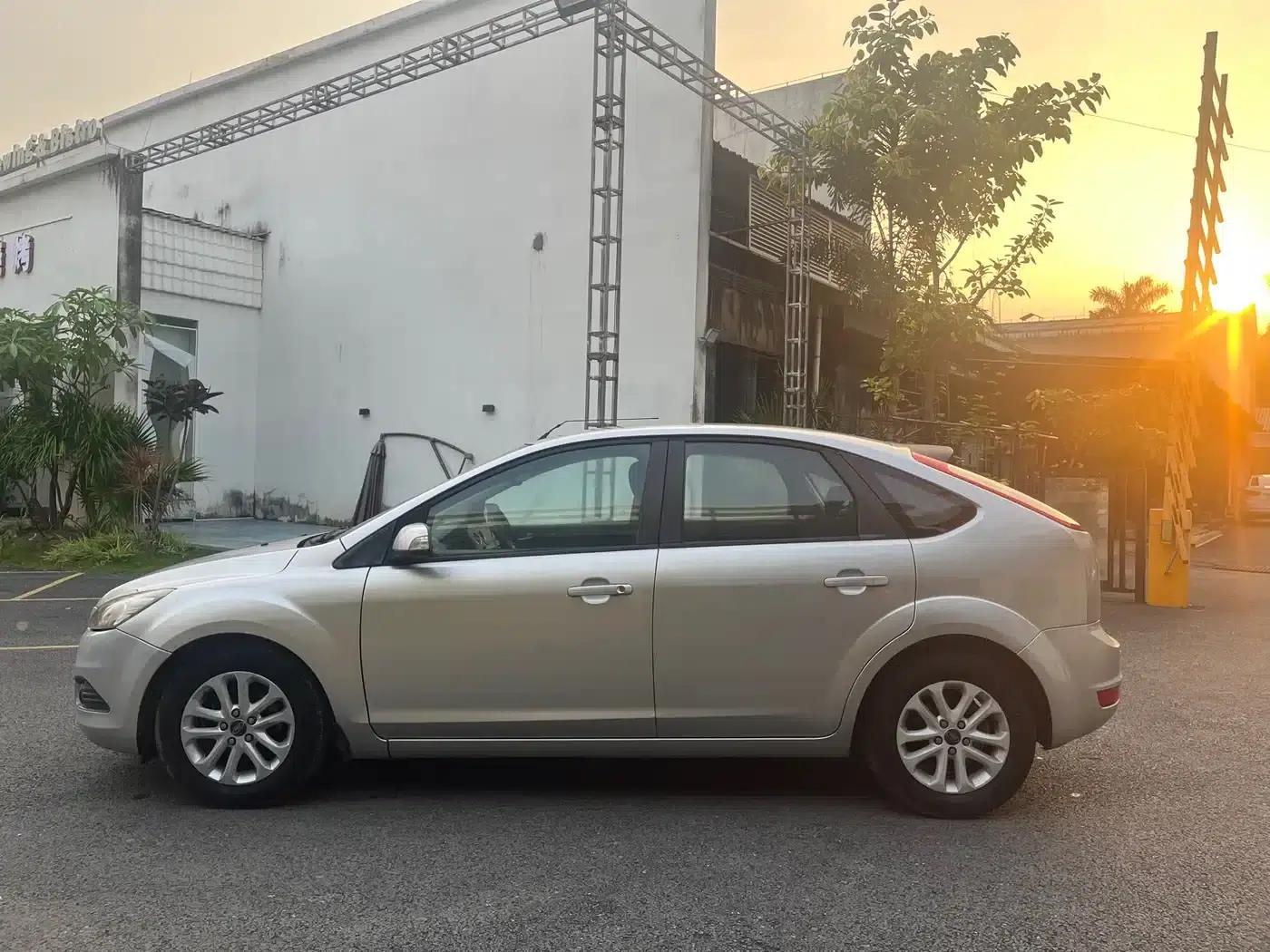 Ford Focus 2013 Hatchback Classic 1.8L Manual Basic Model — миниатюра 8