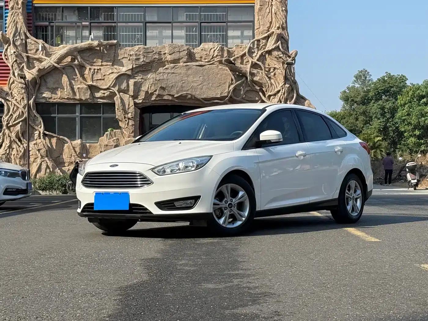 Ford Focus 2017 Sedan 1.6L Automatic Comfort Smart Edition — миниатюра 1