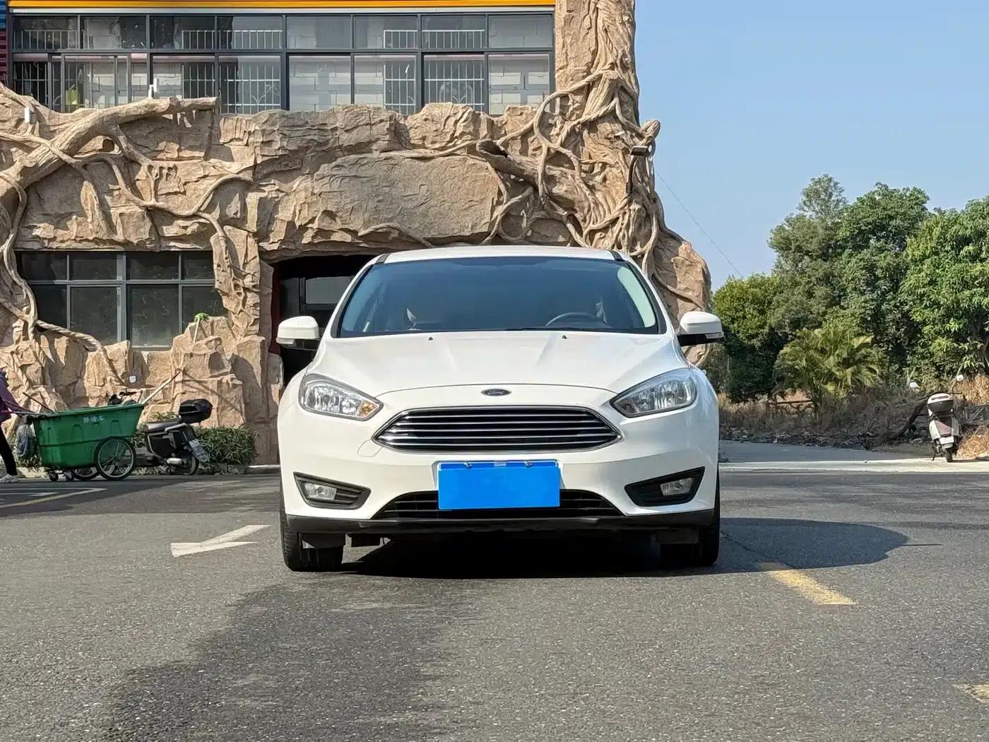 Ford Focus 2017 Sedan 1.6L Automatic Comfort Smart Edition — миниатюра 2
