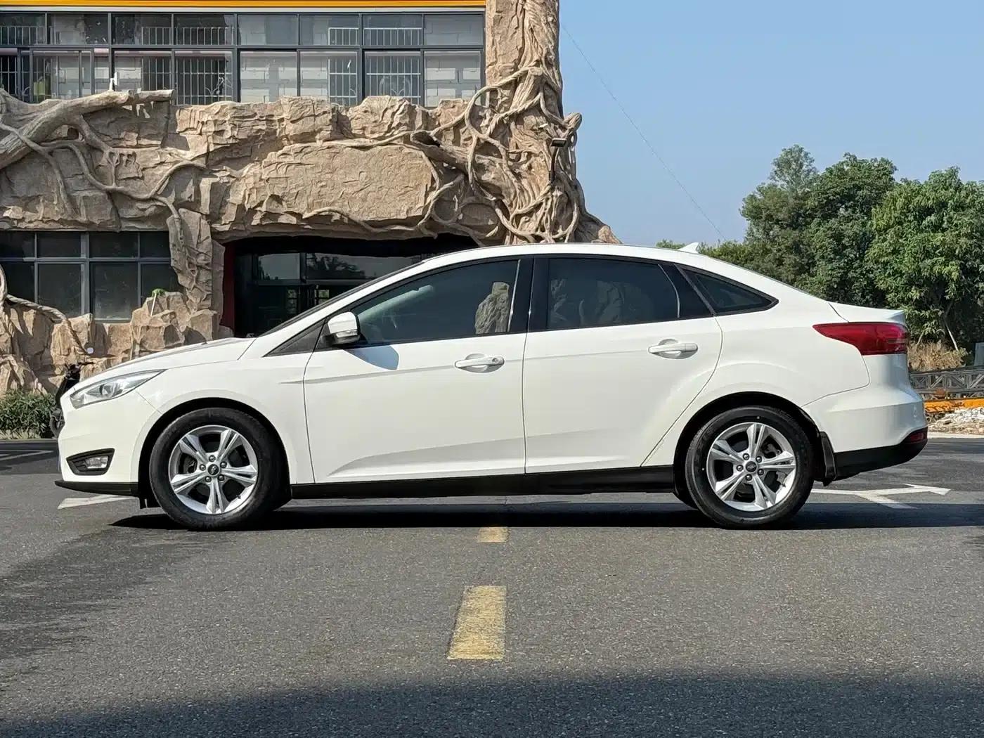 Ford Focus 2017 Sedan 1.6L Automatic Comfort Smart Edition — миниатюра 3