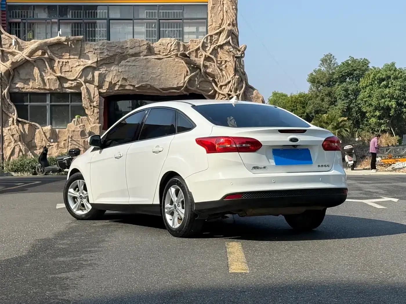 Ford Focus 2017 Sedan 1.6L Automatic Comfort Smart Edition — миниатюра 4