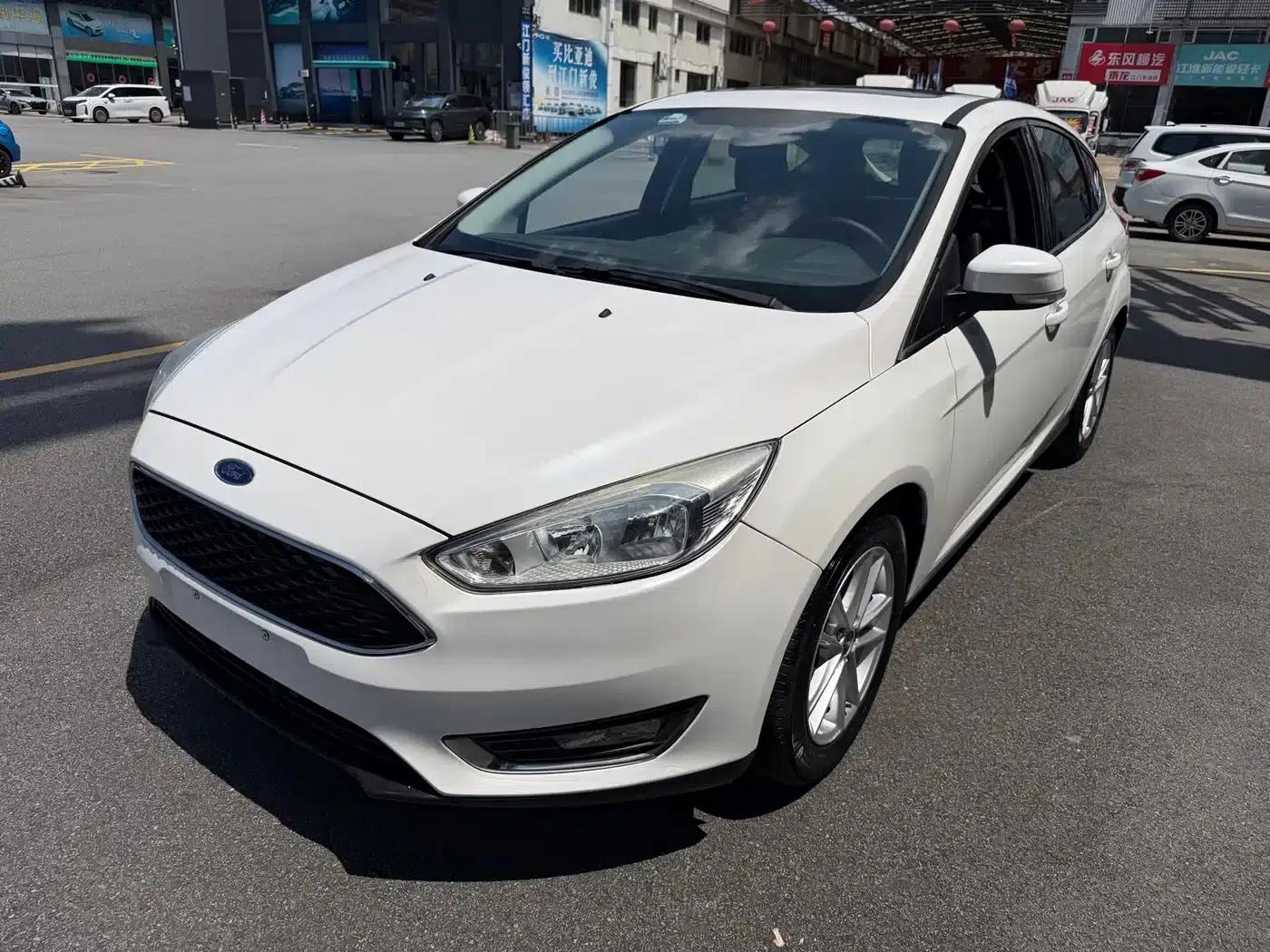 Ford Focus 2015 Hatchback 1.6L Automatic Fashion Edition — миниатюра 1