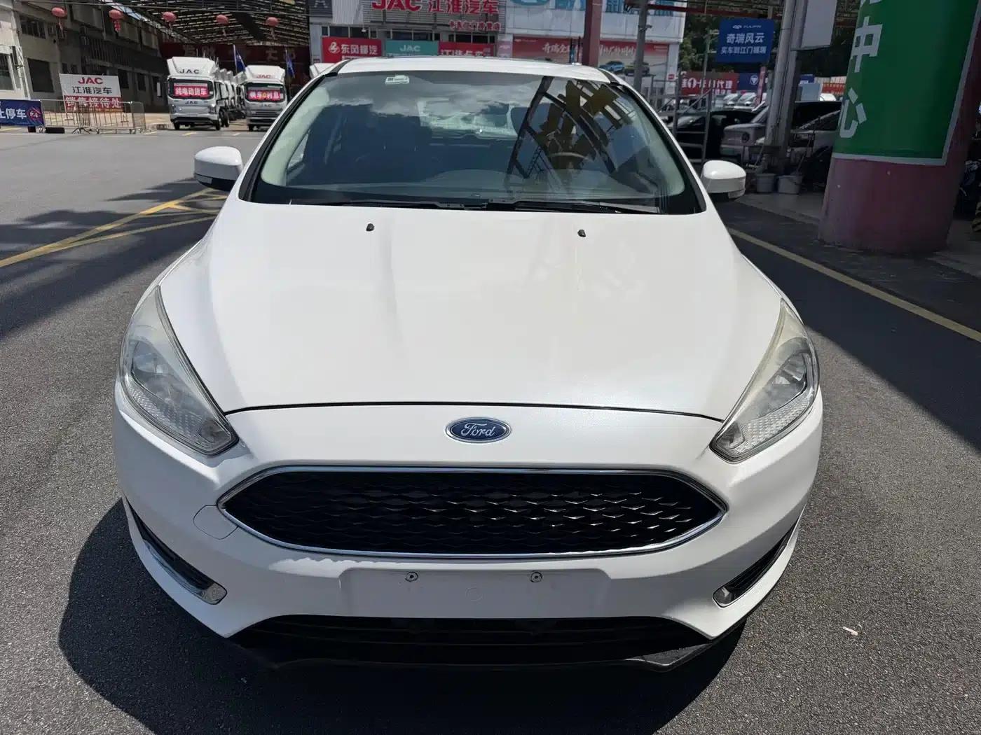 Ford Focus 2015 Hatchback 1.6L Automatic Fashion Edition — миниатюра 2