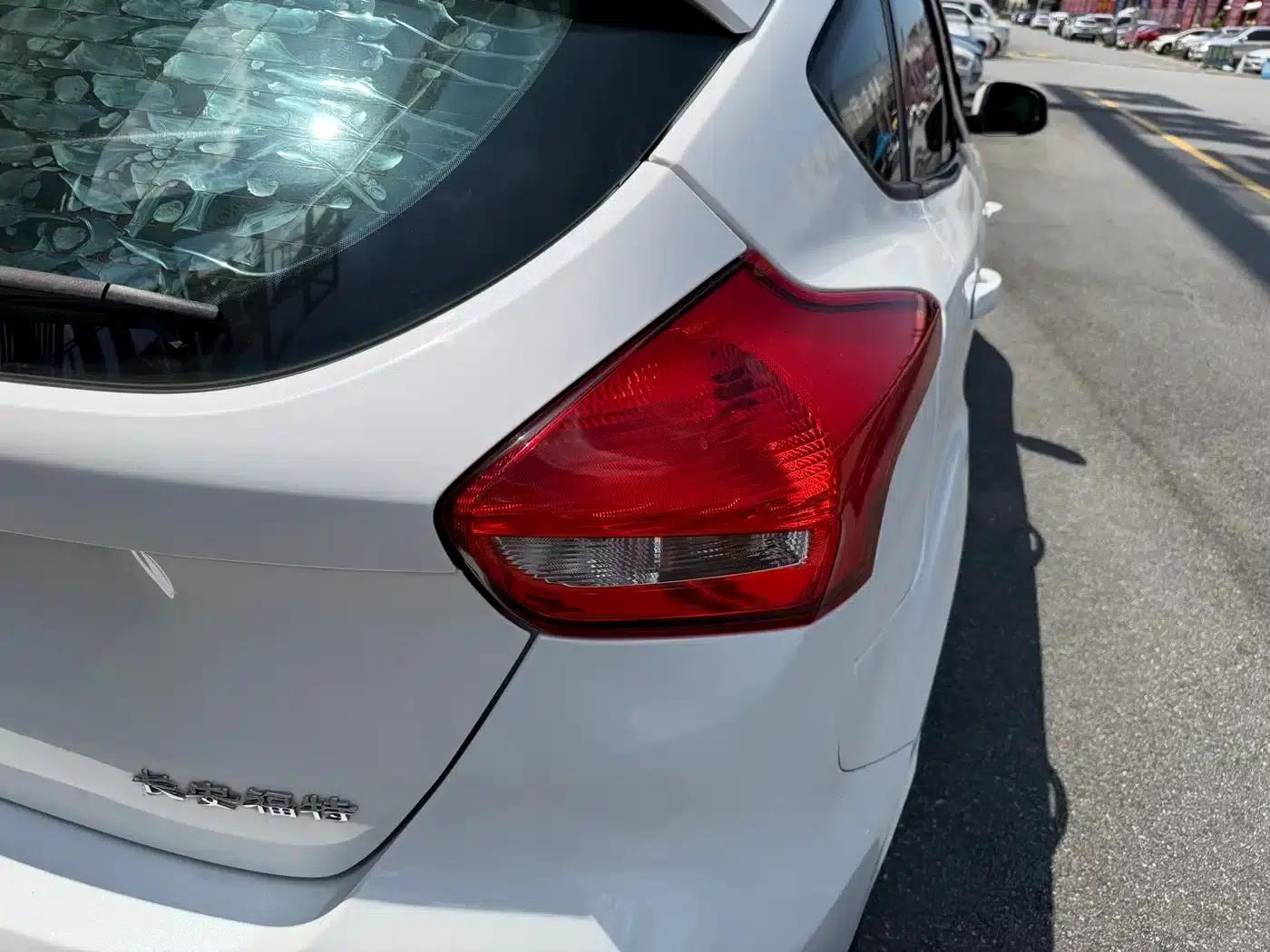 Ford Focus 2015 Hatchback 1.6L Automatic Fashion Edition — миниатюра 11