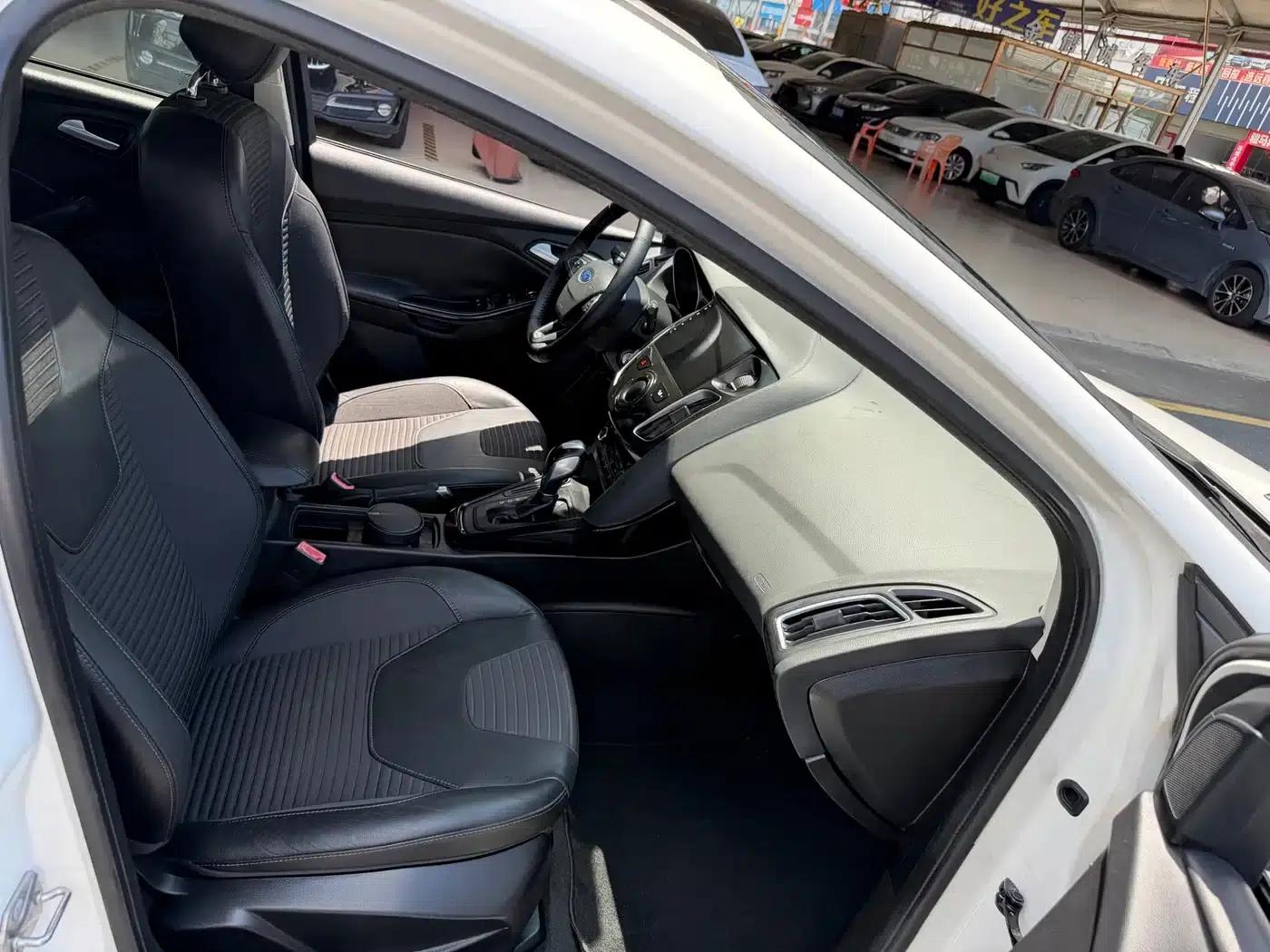 Ford Focus 2015 Hatchback 1.6L Automatic Fashion Edition — миниатюра 12