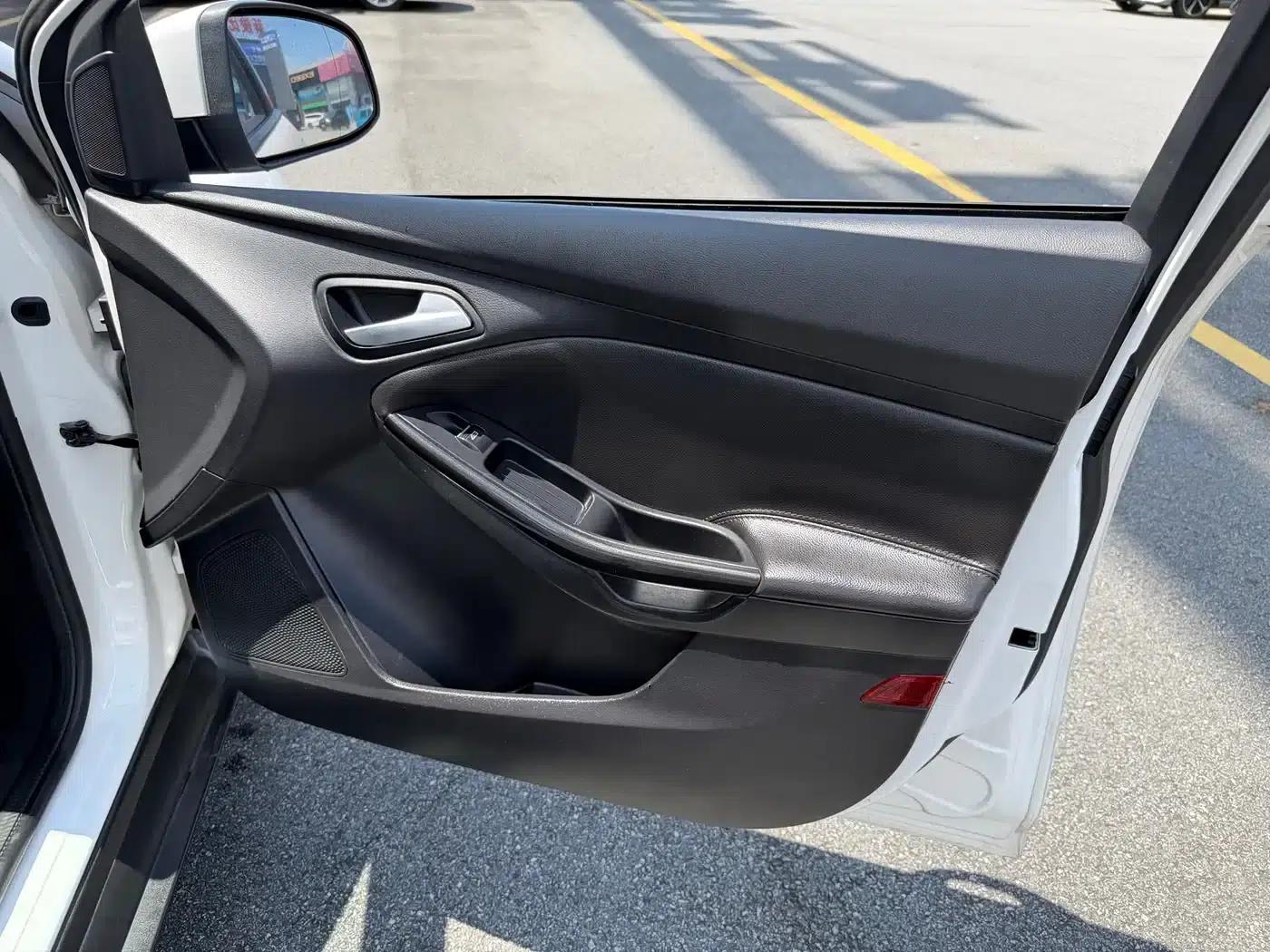 Ford Focus 2015 Hatchback 1.6L Automatic Fashion Edition — миниатюра 13