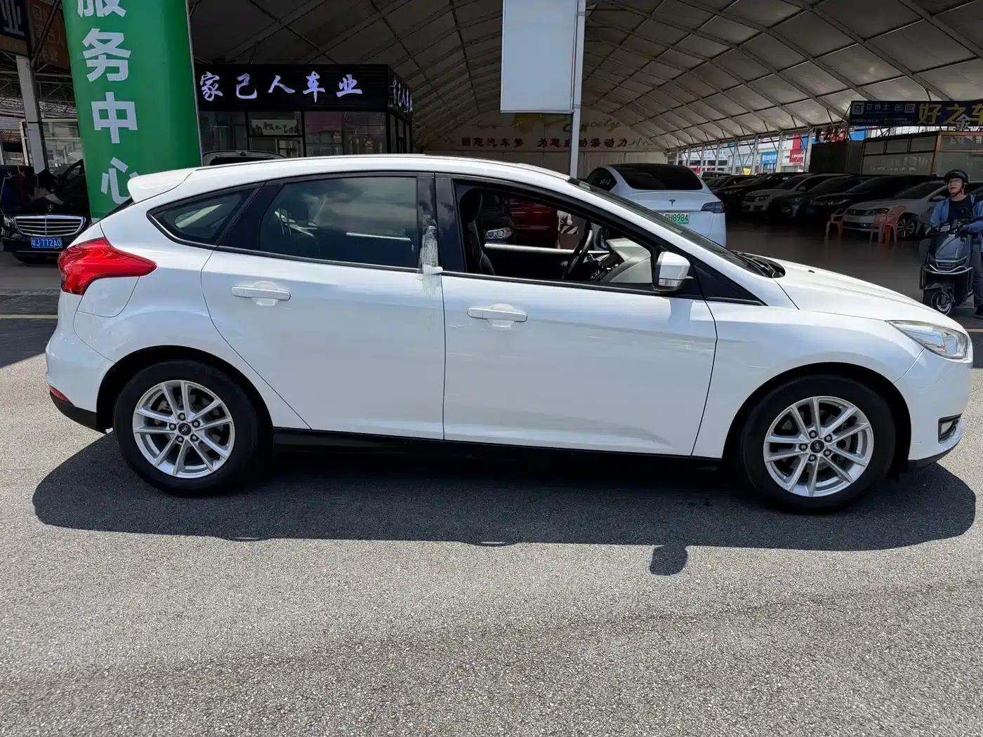 Ford Focus 2015 Hatchback 1.6L Automatic Fashion Edition — миниатюра 14