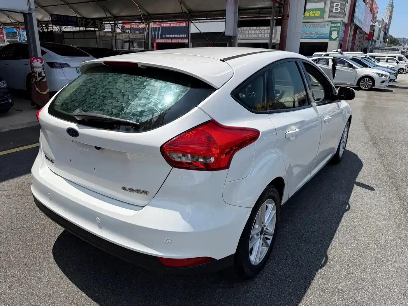 Ford Focus 2015 Hatchback 1.6L Automatic Fashion Edition — миниатюра 15