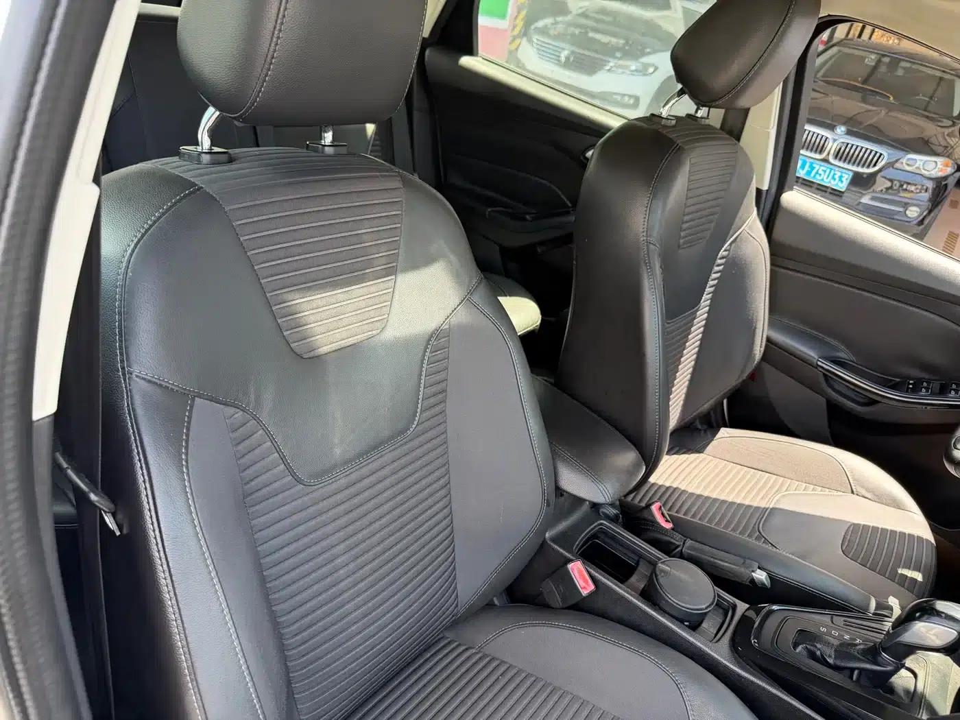 Ford Focus 2015 Hatchback 1.6L Automatic Fashion Edition — миниатюра 16