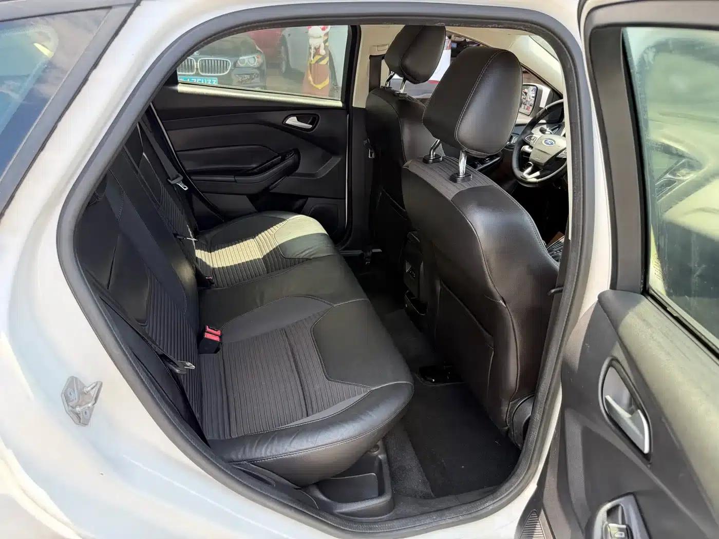 Ford Focus 2015 Hatchback 1.6L Automatic Fashion Edition — миниатюра 17