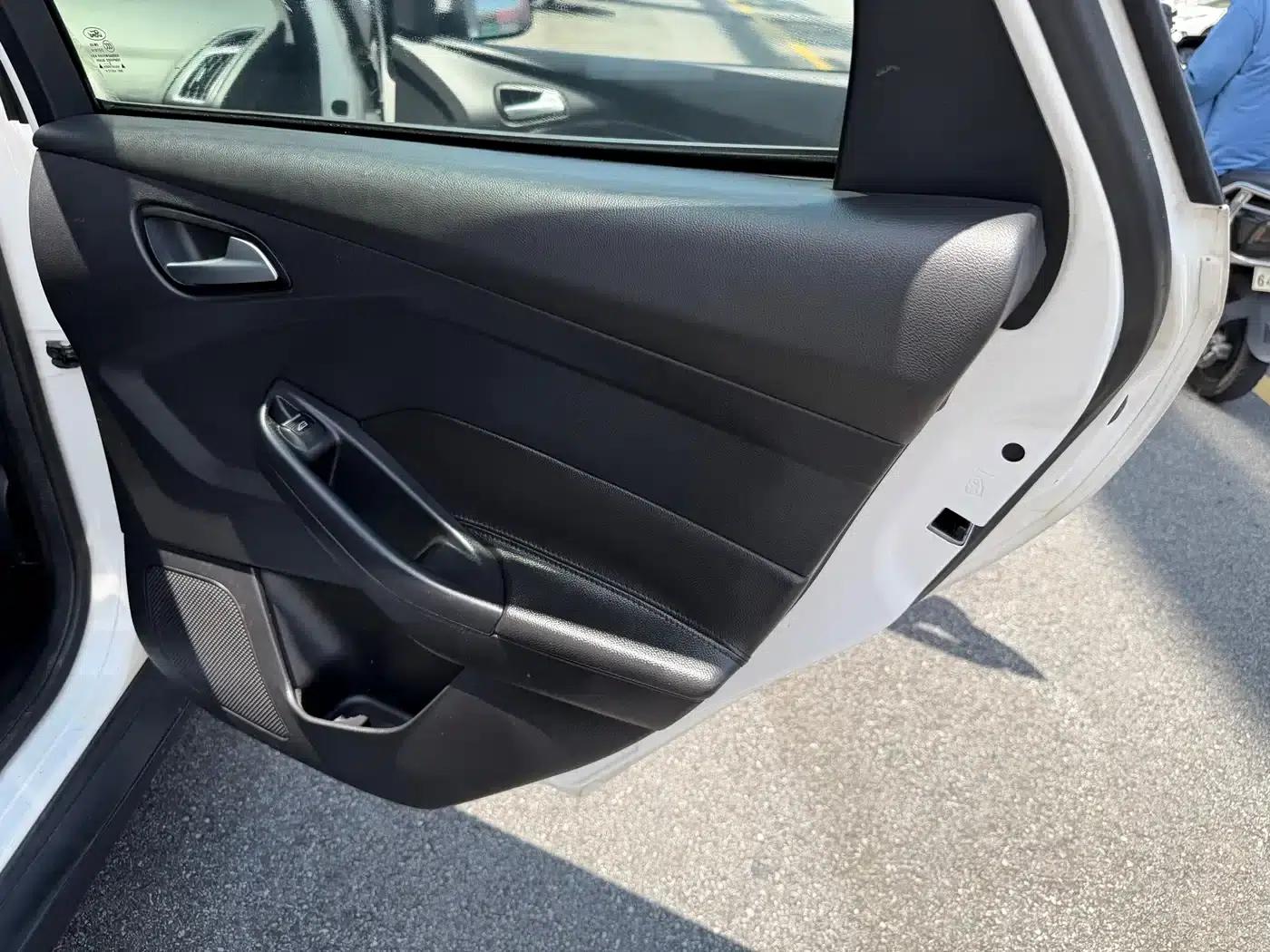 Ford Focus 2015 Hatchback 1.6L Automatic Fashion Edition — миниатюра 18