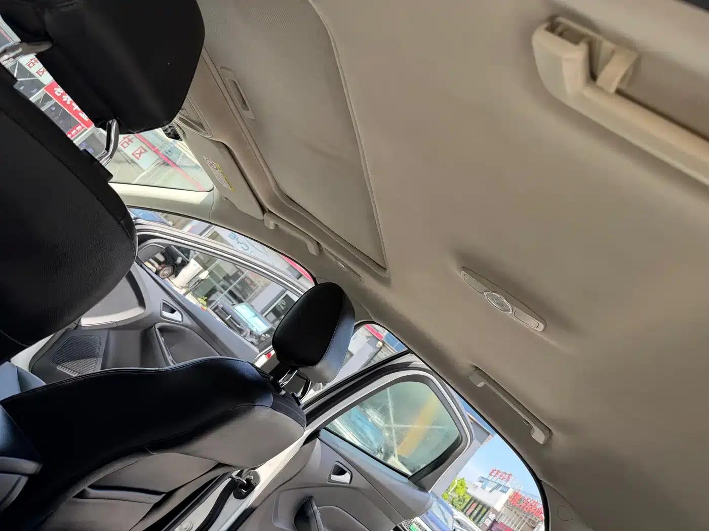 Ford Focus 2015 Hatchback 1.6L Automatic Fashion Edition — миниатюра 20