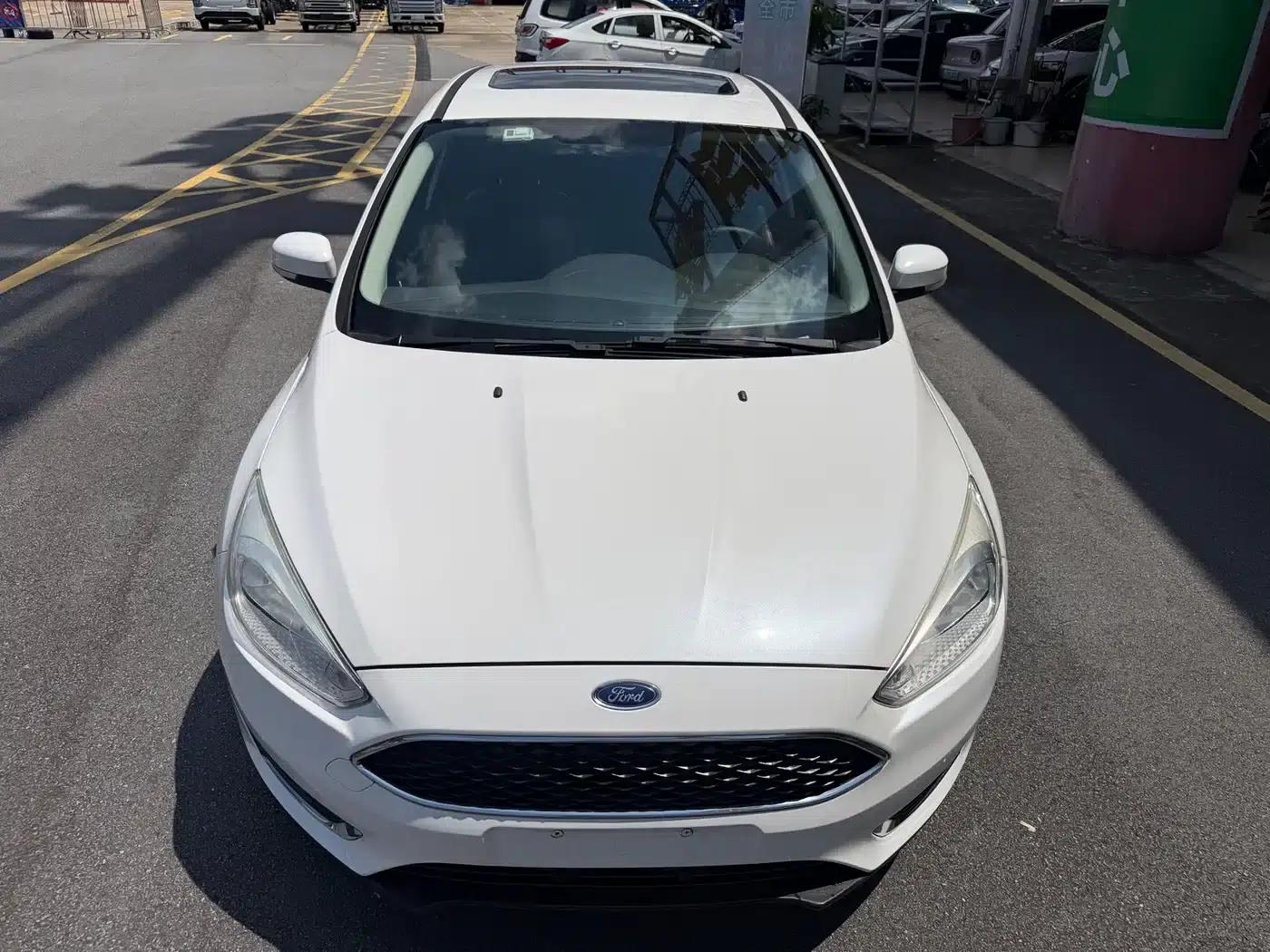 Ford Focus 2015 Hatchback 1.6L Automatic Fashion Edition — миниатюра 3