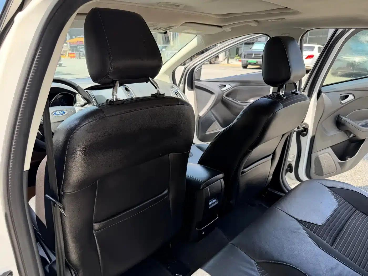 Ford Focus 2015 Hatchback 1.6L Automatic Fashion Edition — миниатюра 21