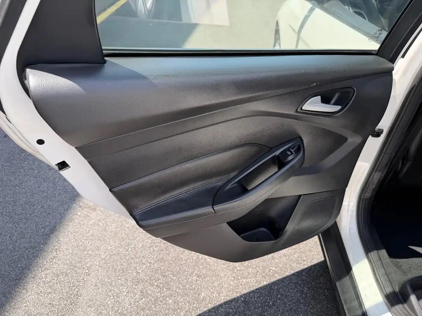 Ford Focus 2015 Hatchback 1.6L Automatic Fashion Edition — миниатюра 22