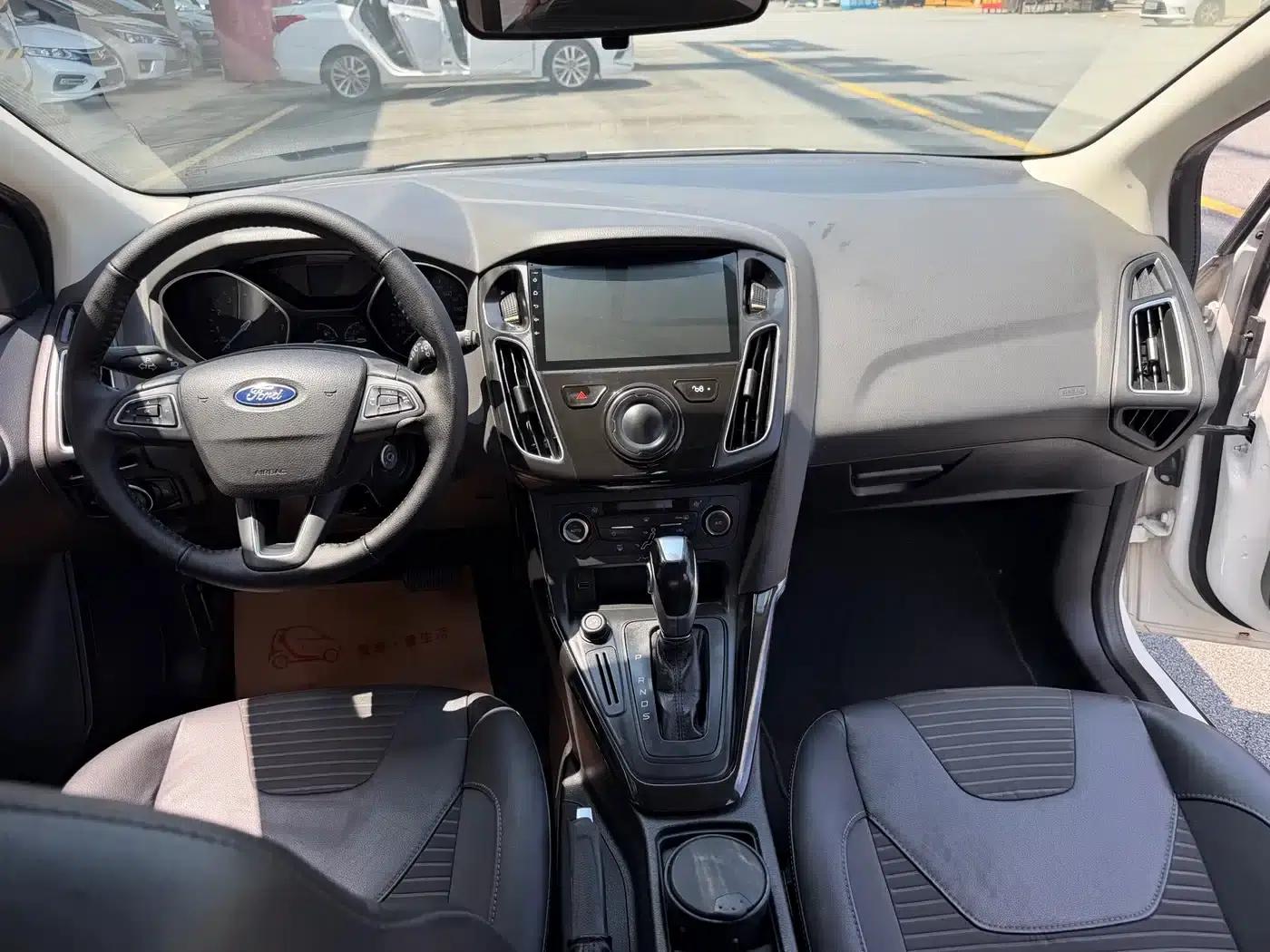 Ford Focus 2015 Hatchback 1.6L Automatic Fashion Edition — миниатюра 24