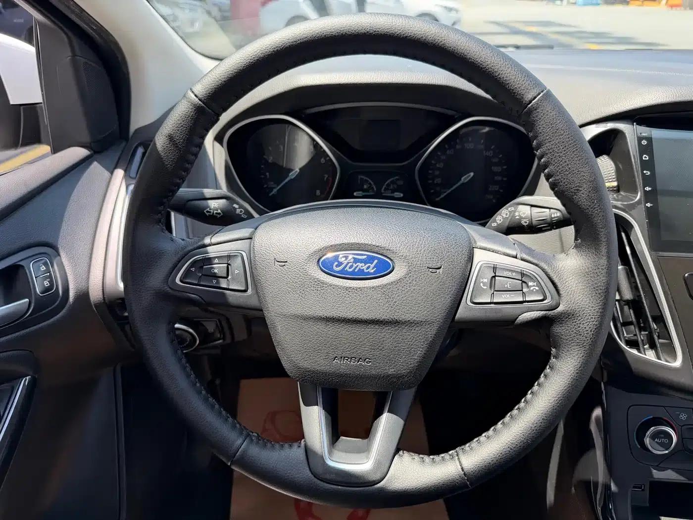 Ford Focus 2015 Hatchback 1.6L Automatic Fashion Edition — миниатюра 25