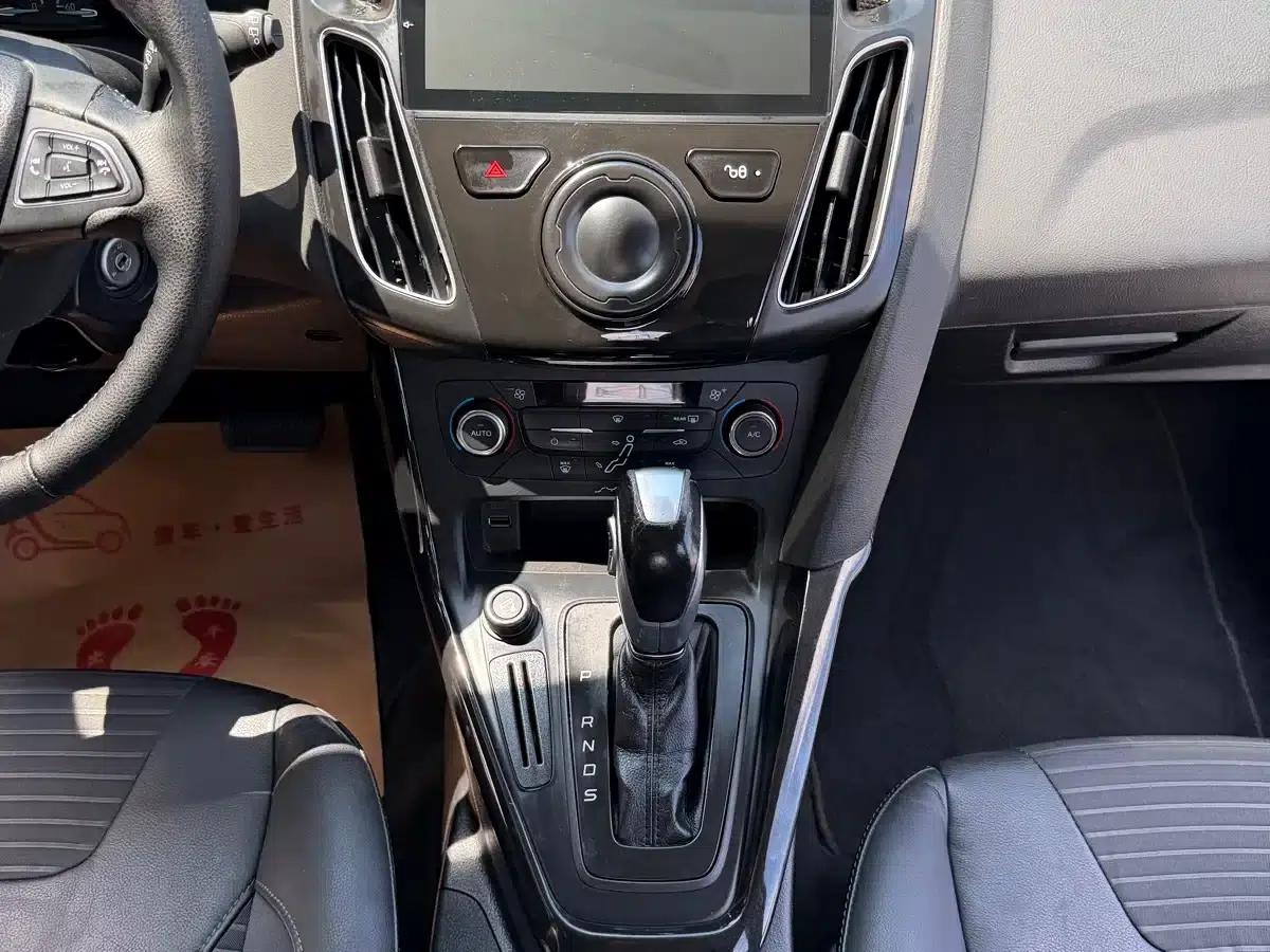 Ford Focus 2015 Hatchback 1.6L Automatic Fashion Edition — миниатюра 26