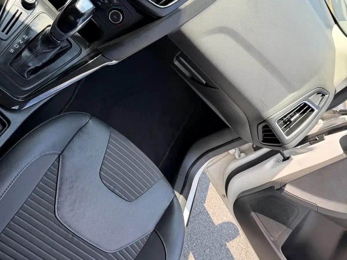 Ford Focus 2015 Hatchback 1.6L Automatic Fashion Edition — миниатюра 27