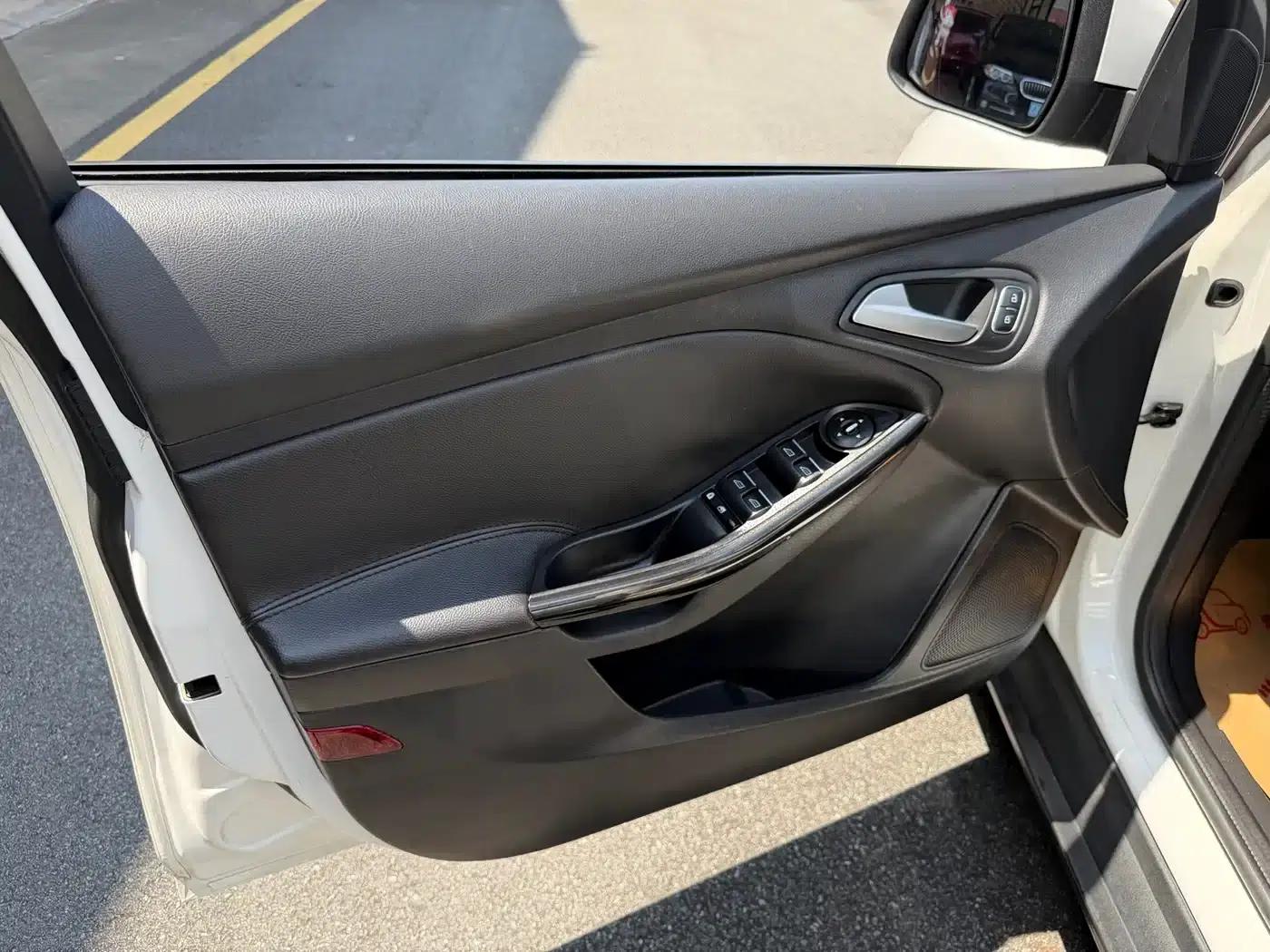 Ford Focus 2015 Hatchback 1.6L Automatic Fashion Edition — миниатюра 28