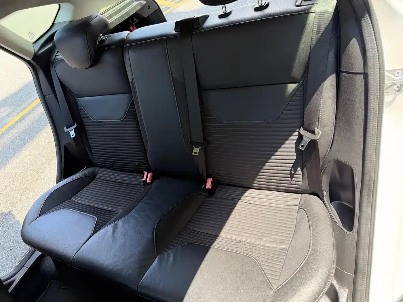 Ford Focus 2015 Hatchback 1.6L Automatic Fashion Edition — миниатюра 29