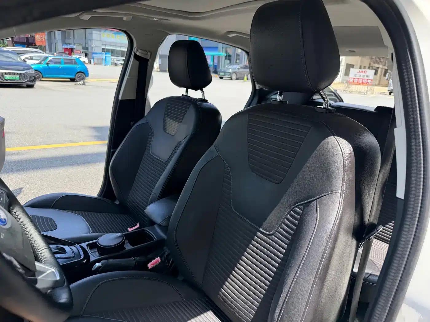 Ford Focus 2015 Hatchback 1.6L Automatic Fashion Edition — миниатюра 30