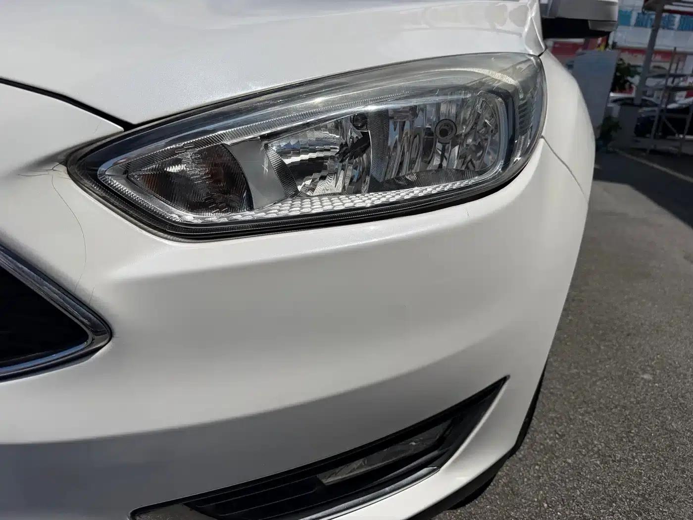 Ford Focus 2015 Hatchback 1.6L Automatic Fashion Edition — миниатюра 4