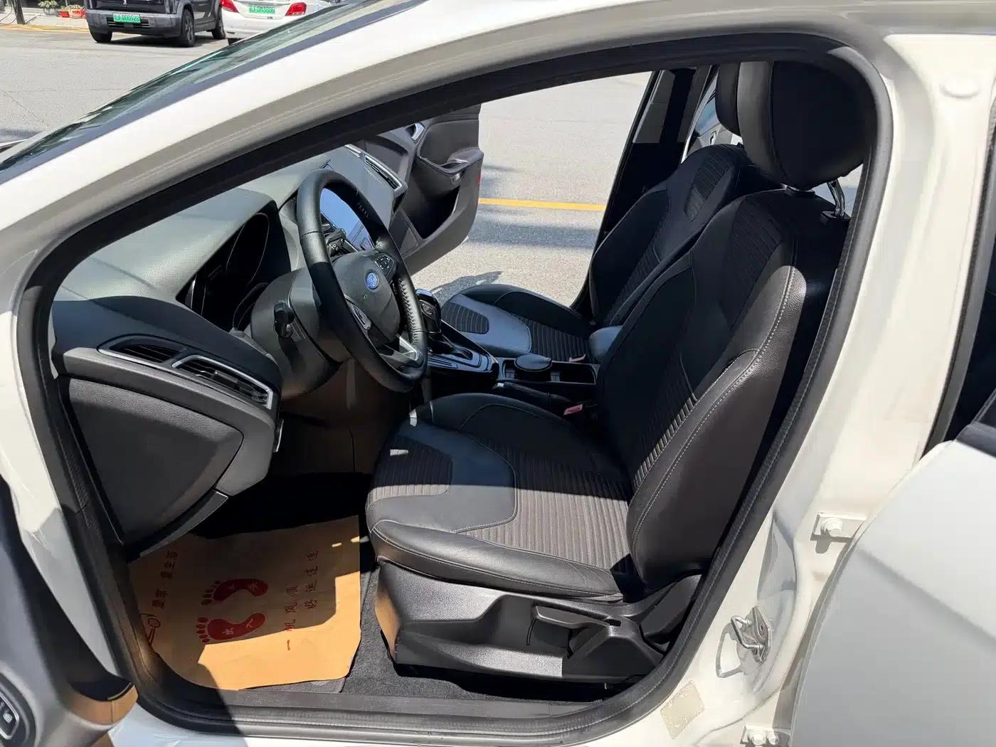 Ford Focus 2015 Hatchback 1.6L Automatic Fashion Edition — миниатюра 31