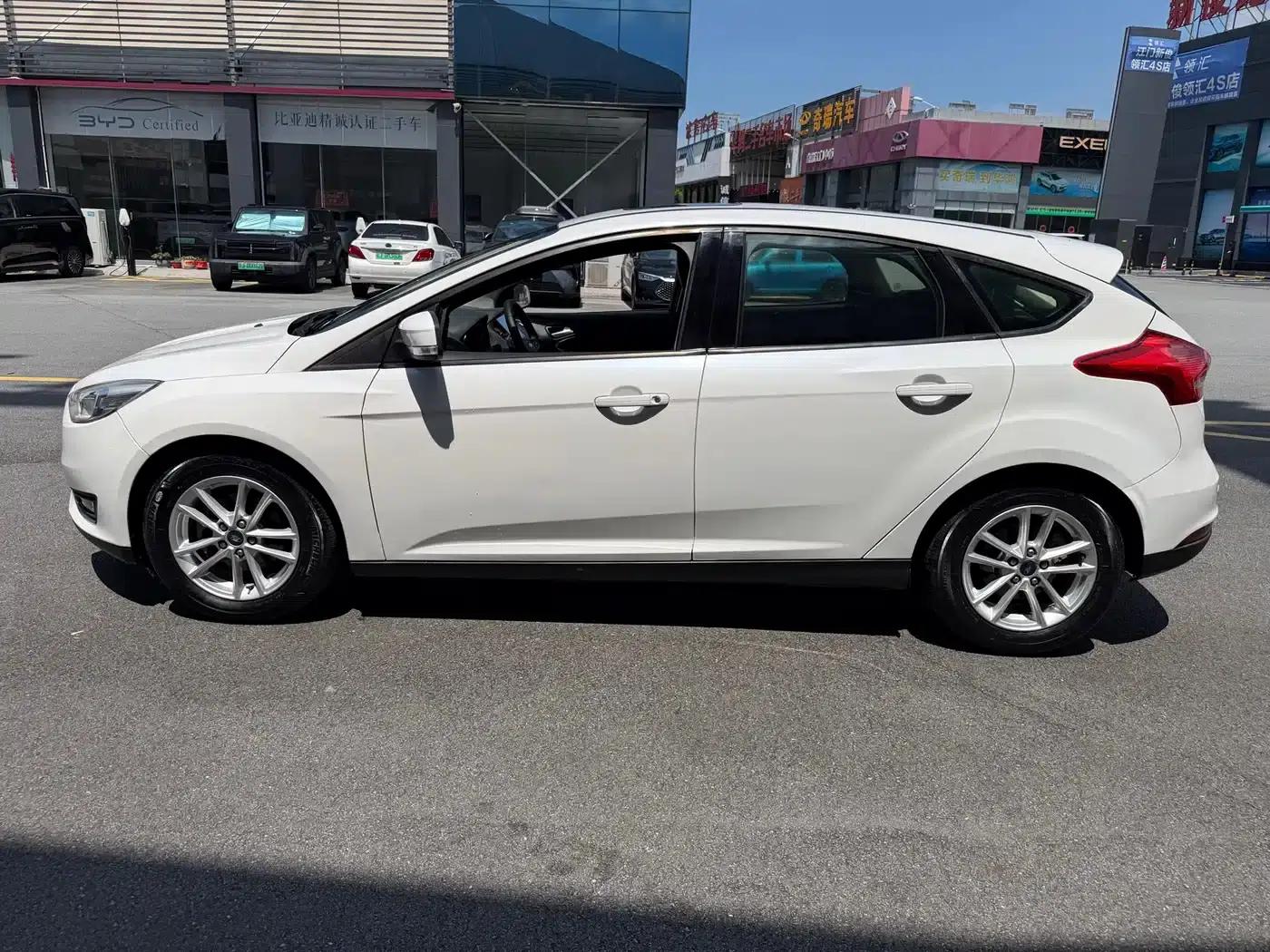 Ford Focus 2015 Hatchback 1.6L Automatic Fashion Edition — миниатюра 5