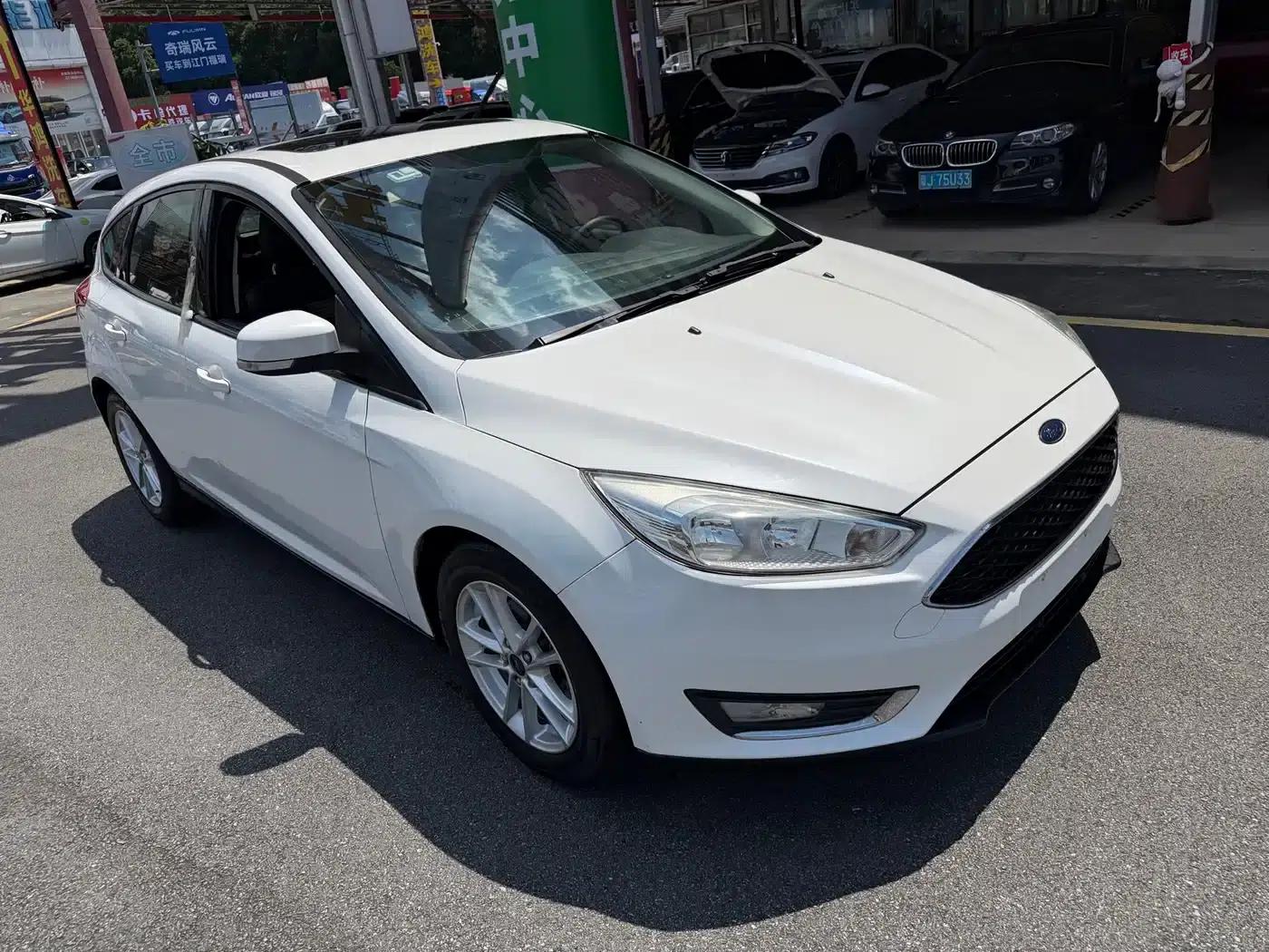 Ford Focus 2015 Hatchback 1.6L Automatic Fashion Edition — миниатюра 7