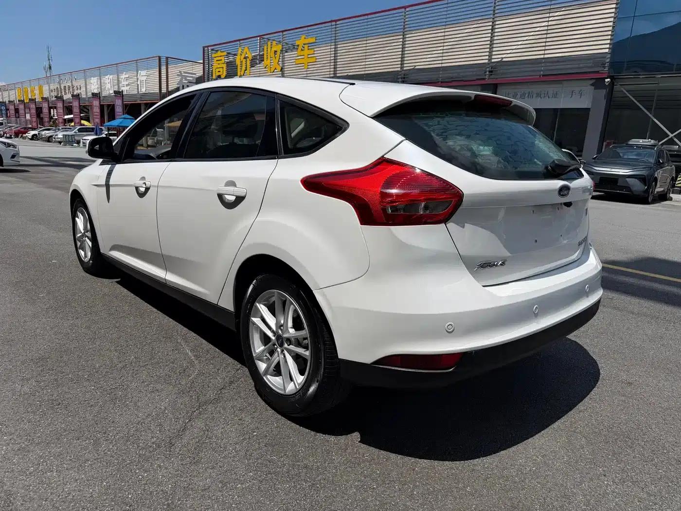 Ford Focus 2015 Hatchback 1.6L Automatic Fashion Edition — миниатюра 8