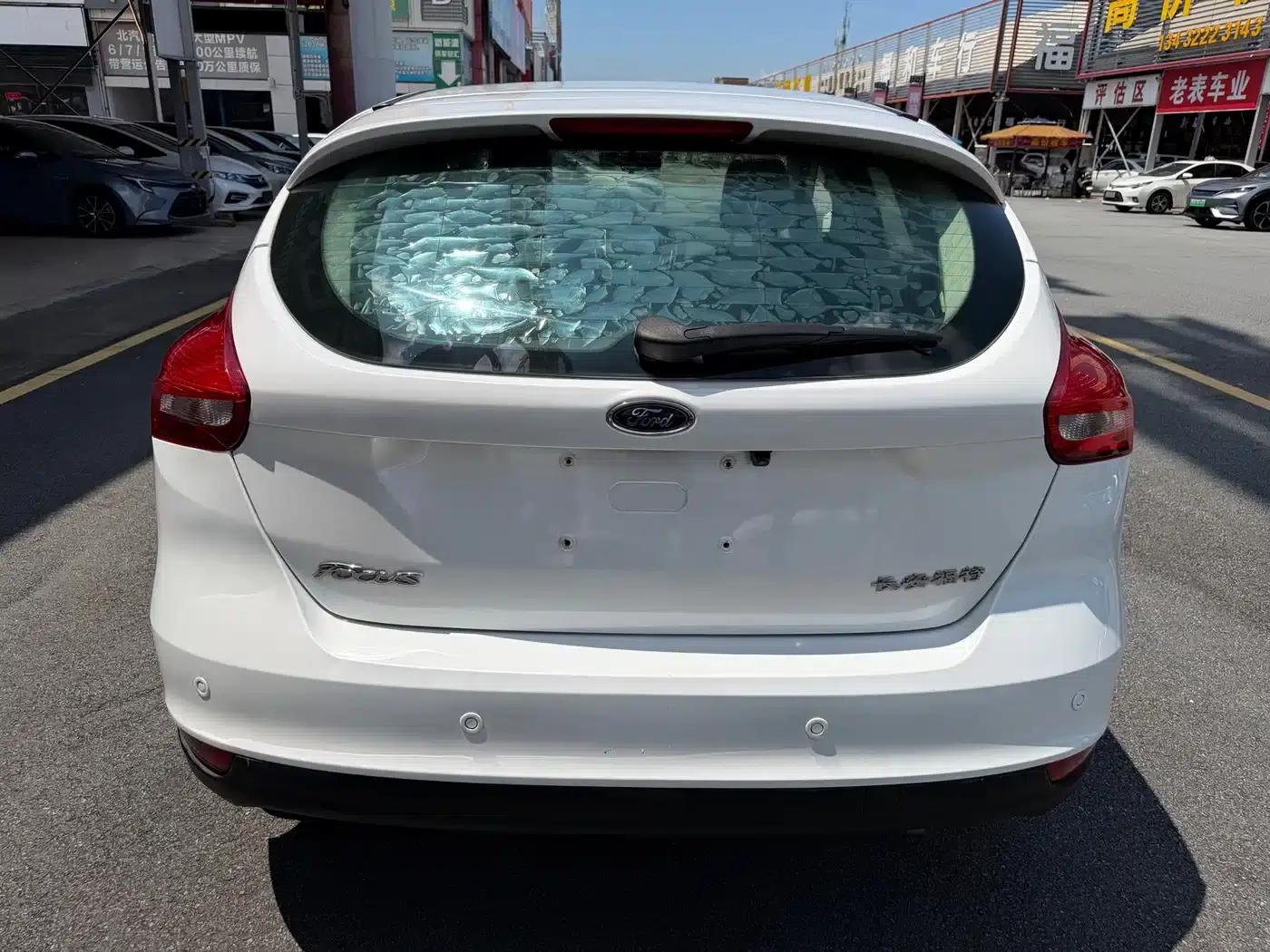 Ford Focus 2015 Hatchback 1.6L Automatic Fashion Edition — миниатюра 9