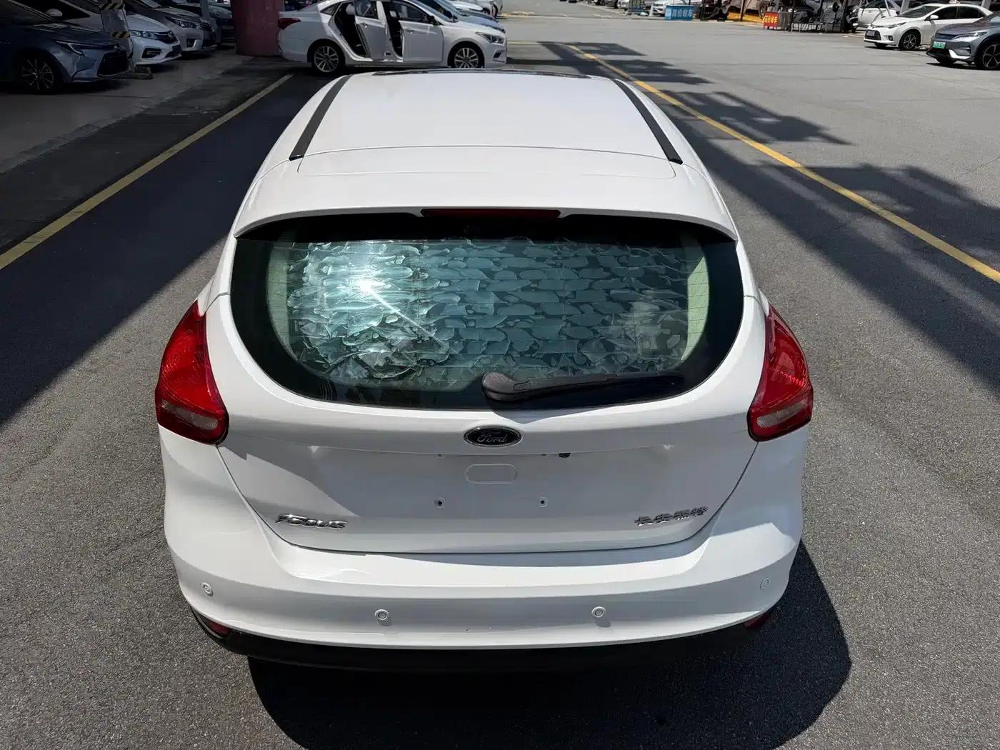 Ford Focus 2015 Hatchback 1.6L Automatic Fashion Edition — миниатюра 10