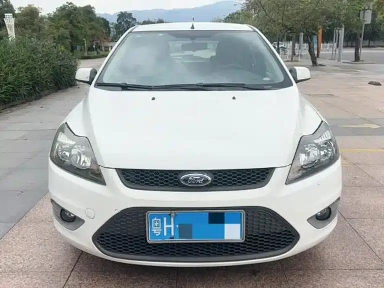 Ford Focus 2013 Hatchback Classic 1.8L Automatic Basic Model — миниатюра 1