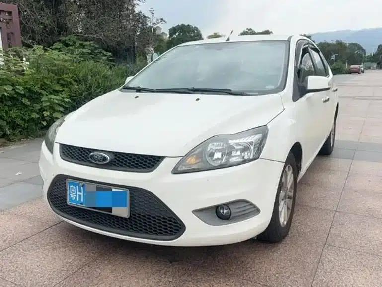 Ford Focus 2013 Hatchback Classic 1.8L Automatic Basic Model — миниатюра 2