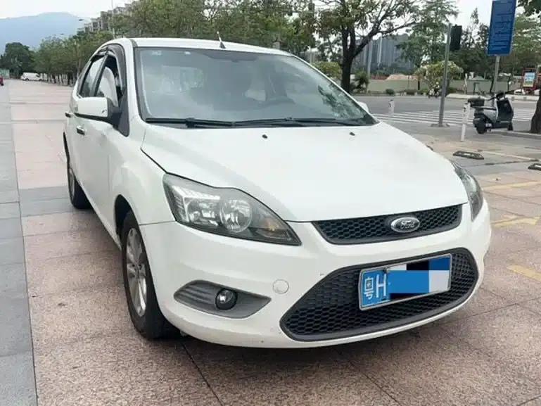 Ford Focus 2013 Hatchback Classic 1.8L Automatic Basic Model — миниатюра 3