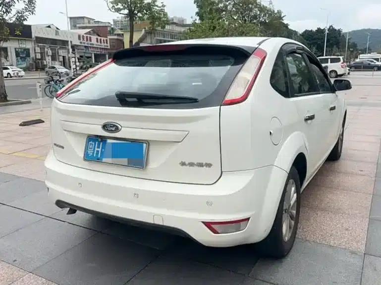 Ford Focus 2013 Hatchback Classic 1.8L Automatic Basic Model — миниатюра 4