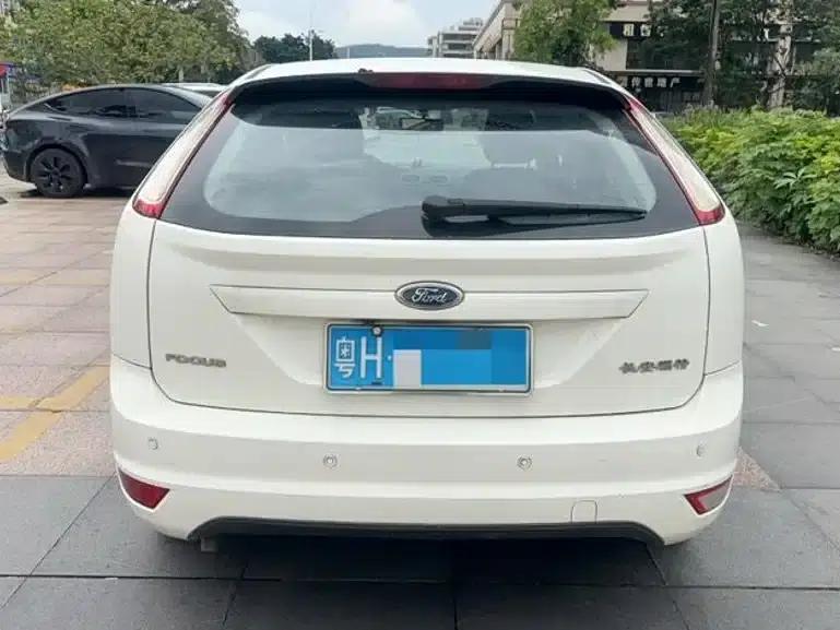 Ford Focus 2013 Hatchback Classic 1.8L Automatic Basic Model — миниатюра 5