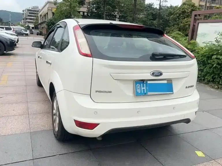Ford Focus 2013 Hatchback Classic 1.8L Automatic Basic Model — миниатюра 6