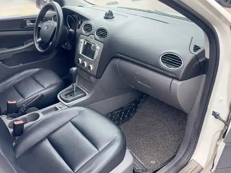 Ford Focus 2013 Hatchback Classic 1.8L Automatic Basic Model — миниатюра 8