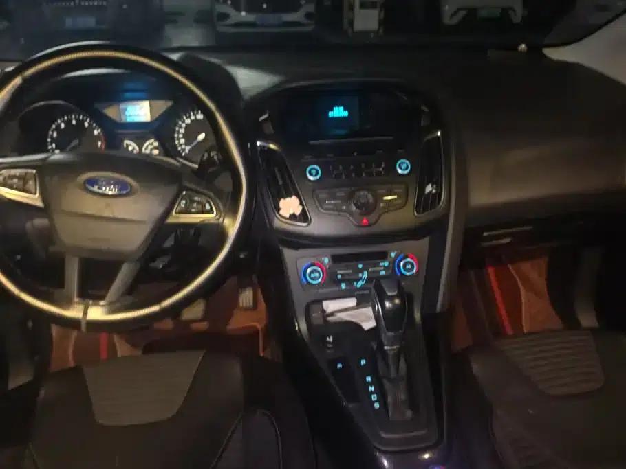 2015 Ford Focus Sedan EcoBoost 125 Automatic Super Sport Edition — миниатюра 12