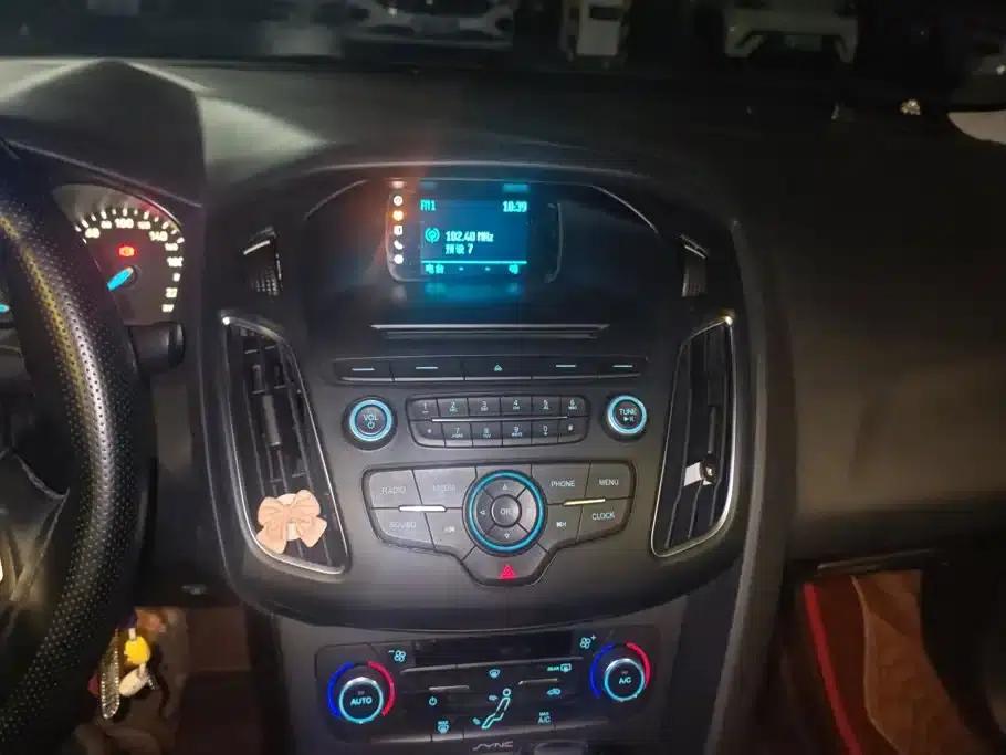 2015 Ford Focus Sedan EcoBoost 125 Automatic Super Sport Edition — миниатюра 13