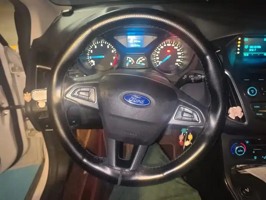 2015 Ford Focus Sedan EcoBoost 125 Automatic Super Sport Edition — миниатюра 15