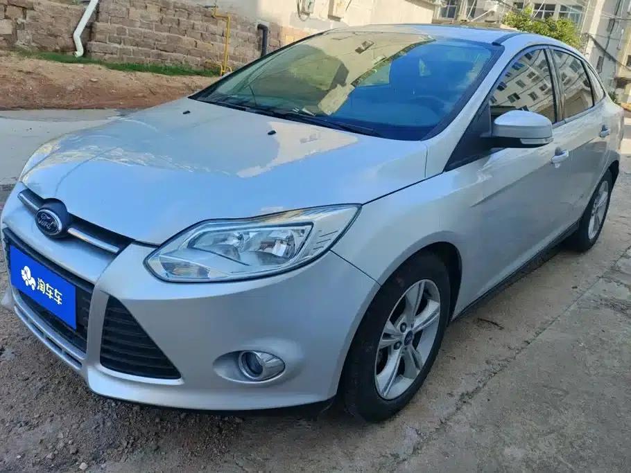 Ford Focus 2012 Sedan 1.6L Manual Fashion Edition — миниатюра 1