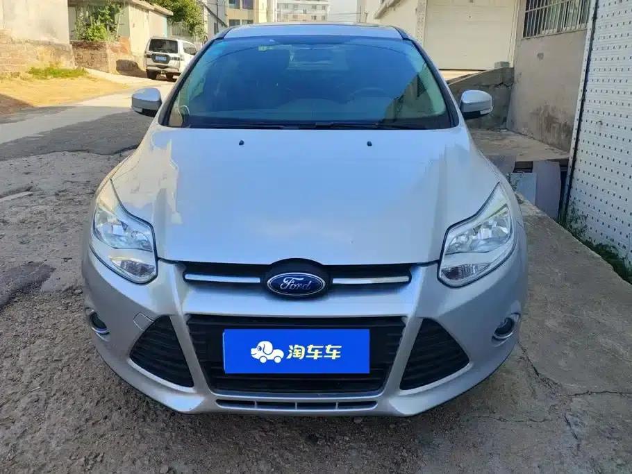 Ford Focus 2012 Sedan 1.6L Manual Fashion Edition — миниатюра 2