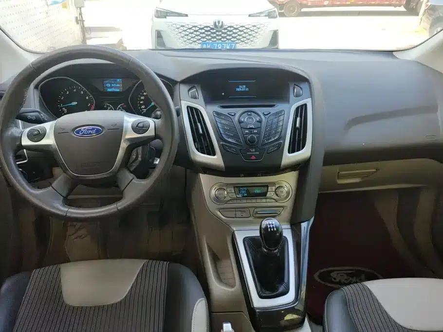 Ford Focus 2012 Sedan 1.6L Manual Fashion Edition — миниатюра 12