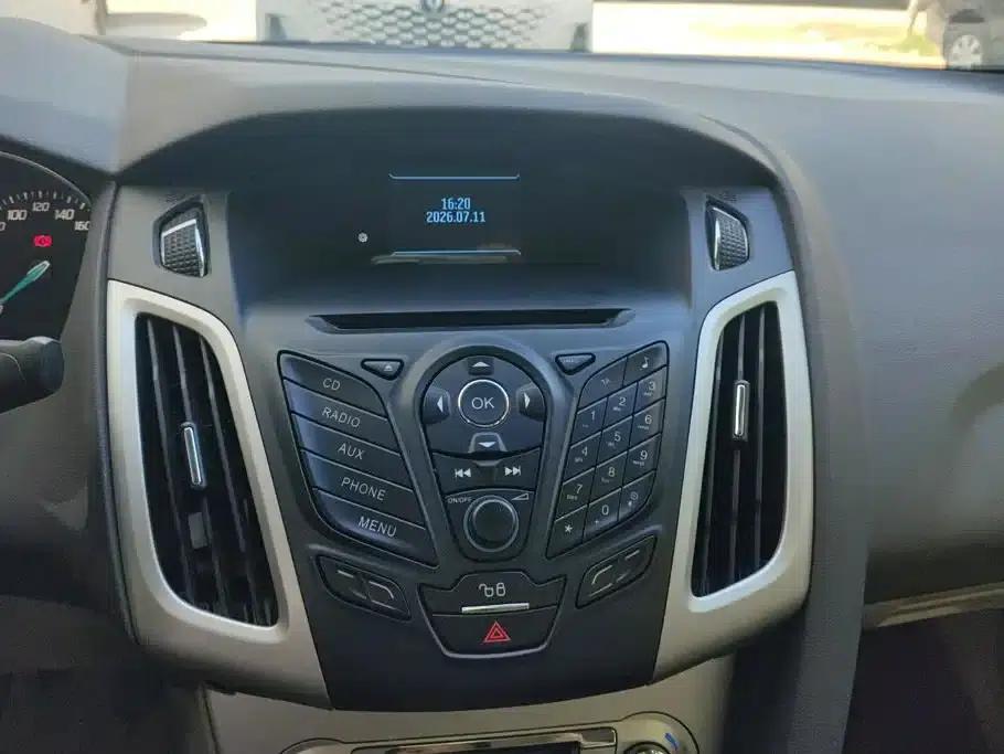 Ford Focus 2012 Sedan 1.6L Manual Fashion Edition — миниатюра 13