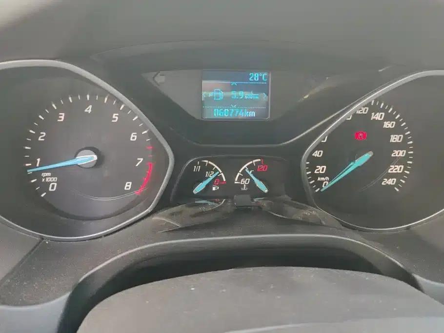 Ford Focus 2012 Sedan 1.6L Manual Fashion Edition — миниатюра 14