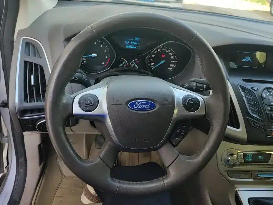 Ford Focus 2012 Sedan 1.6L Manual Fashion Edition — миниатюра 15